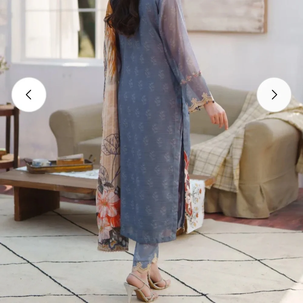 Elegant Blue Floral Women's Blouse - Picture 9 of 13